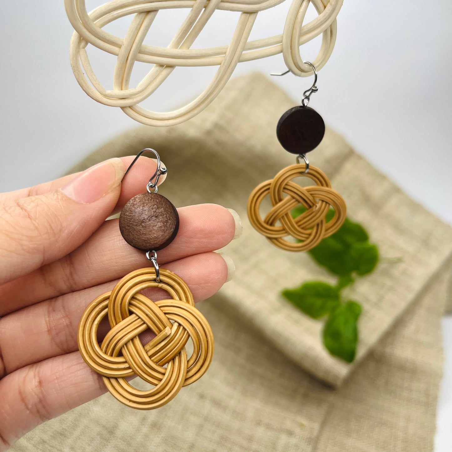 Twisted bamboo and rattan earrings in the shape of flowers mixed with round wood