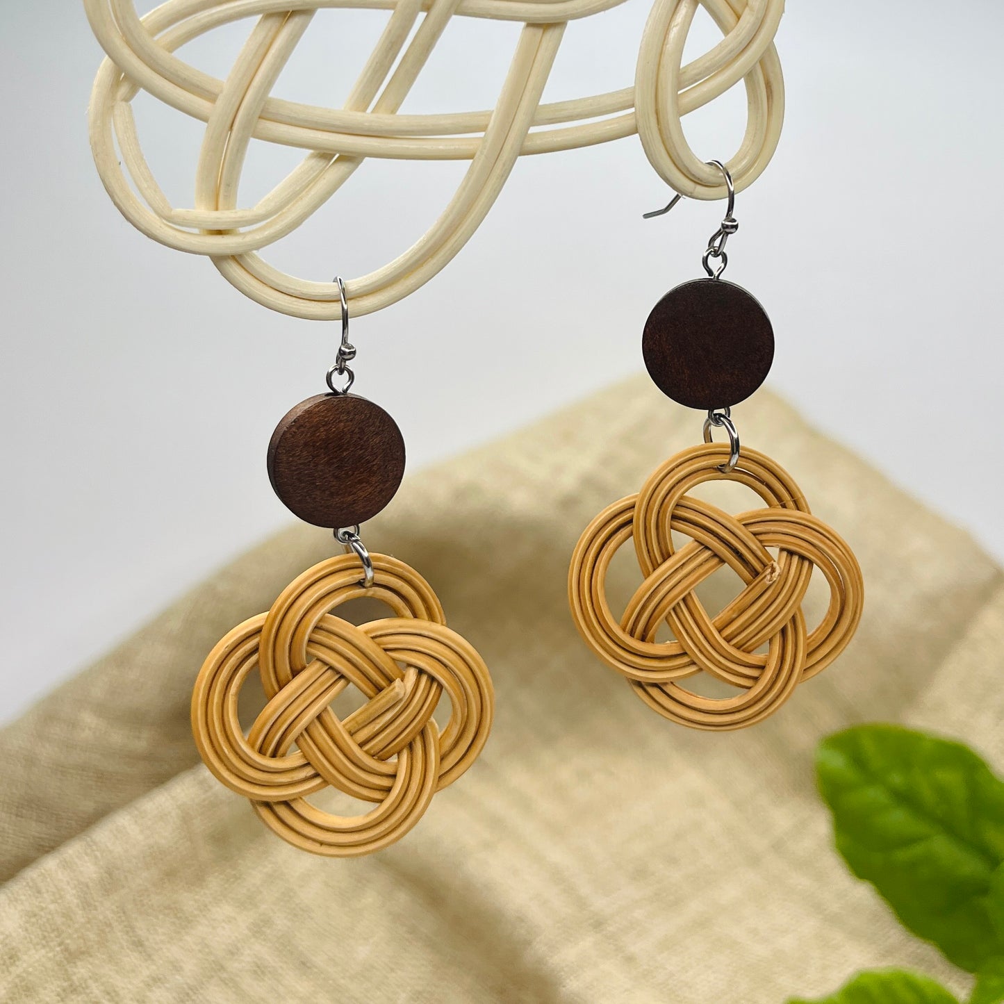 Twisted bamboo and rattan earrings in the shape of flowers mixed with round wood