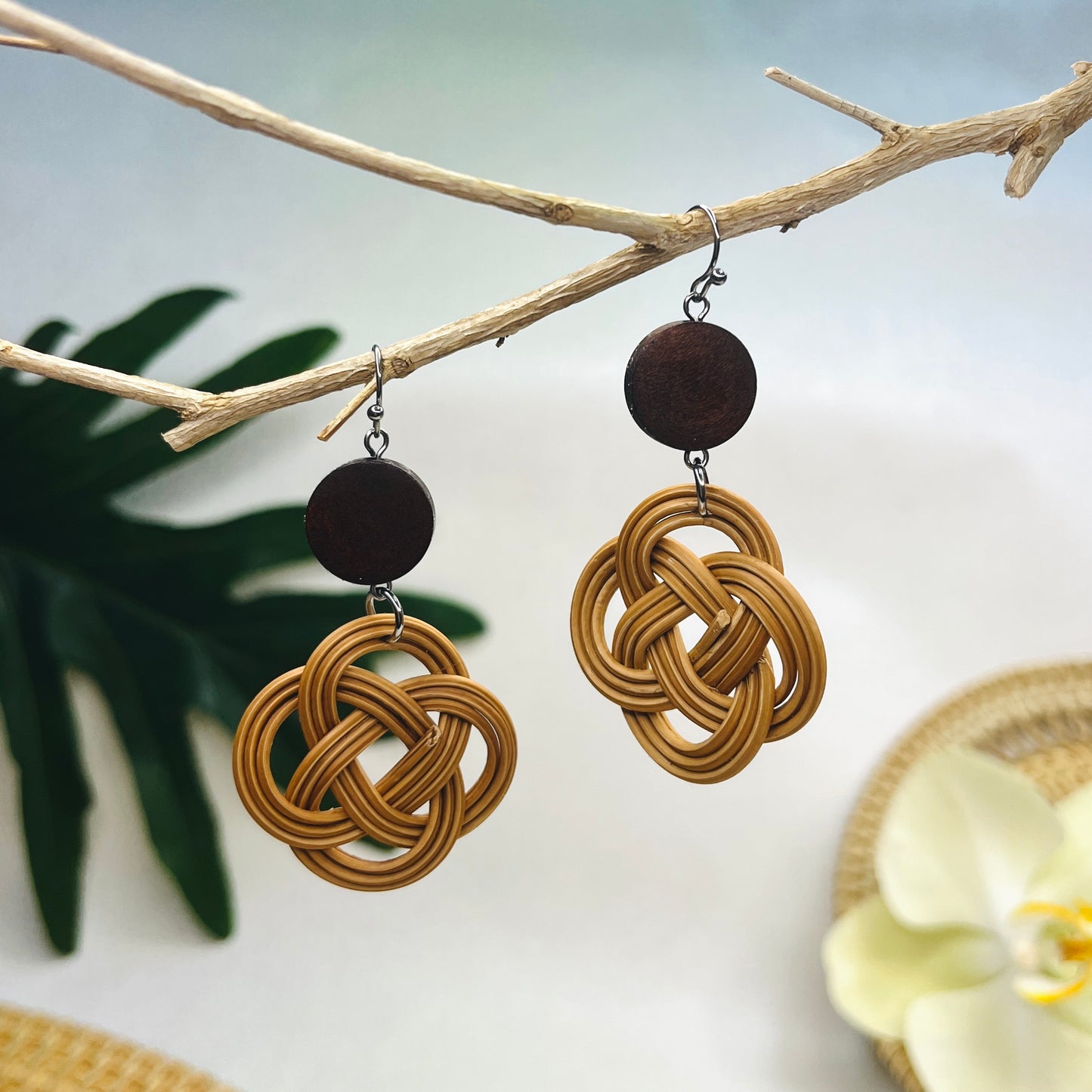 Twisted bamboo and rattan earrings in the shape of flowers mixed with round wood