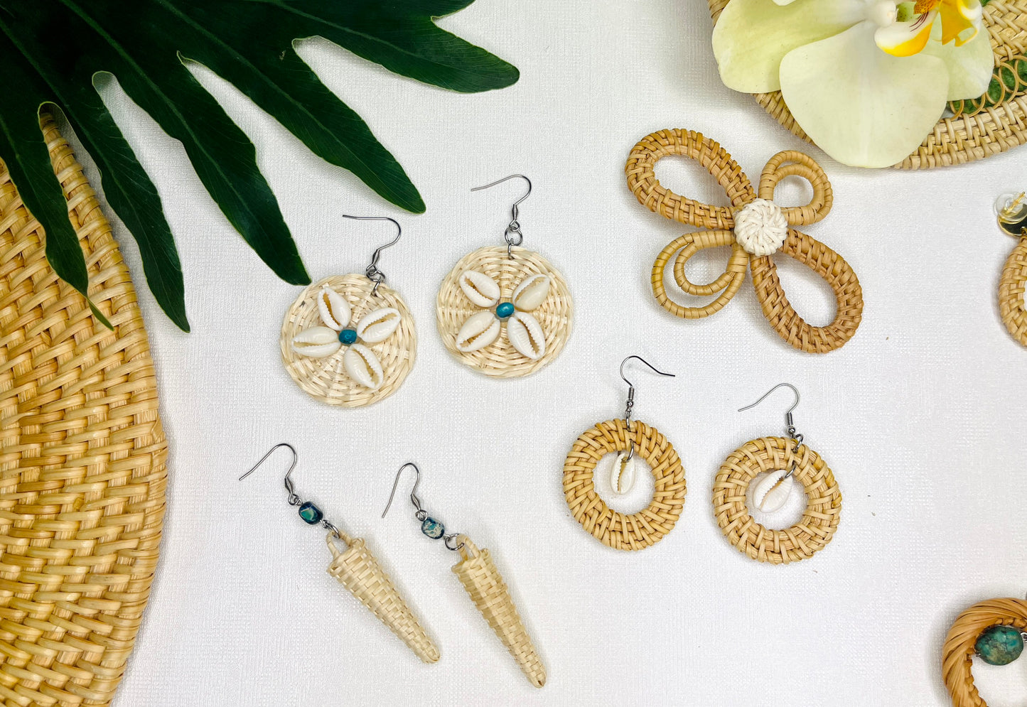 Round bamboo and rattan earrings with seashells