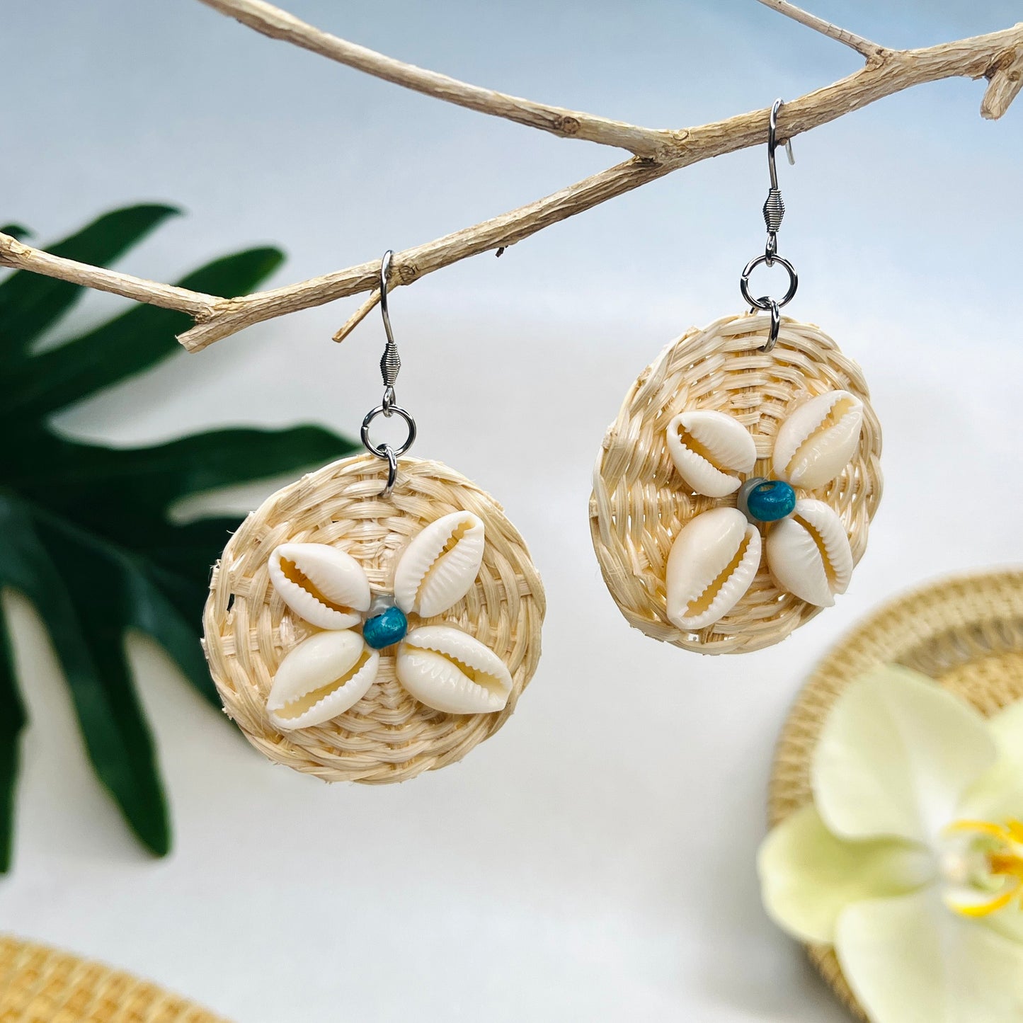 Round bamboo and rattan earrings with seashells