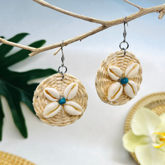 Round bamboo and rattan earrings with seashells