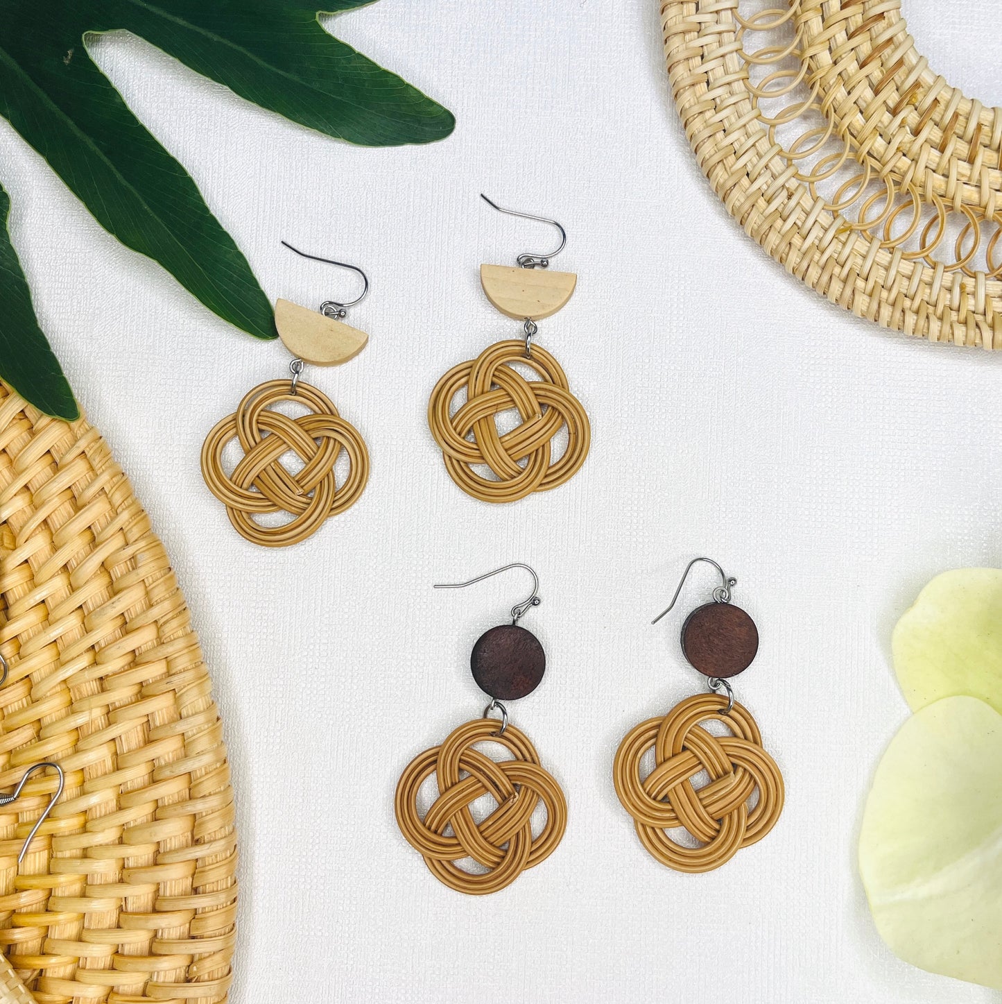 Twisted bamboo and rattan earrings in the shape of flowers mixed with round wood